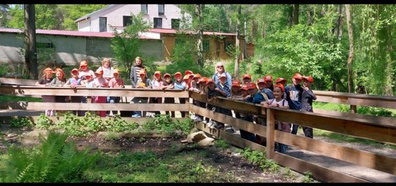 Das Bild zeigt die Gruppe Schülerinnen und Schüler bei ihrem Ausflug.