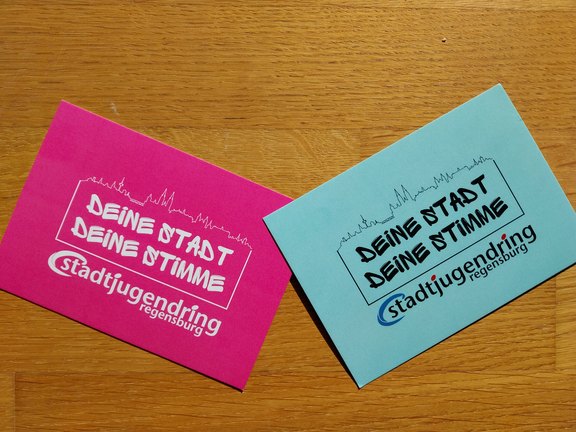 © ejsa Regensburg / Dr. Simone Aicher-Frank Das Bild zeigt zwei Postkarten in unterschiedlichen Farben mit dem Text