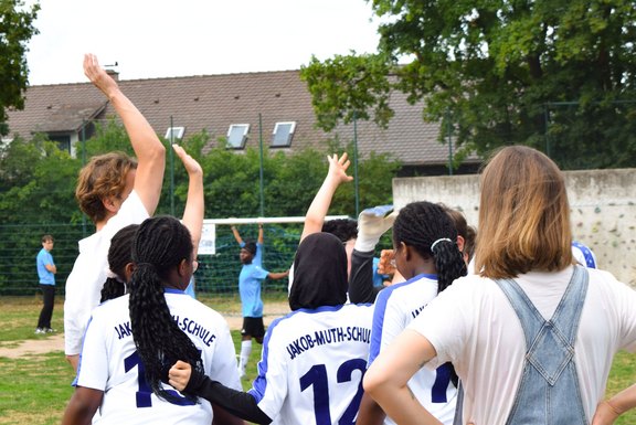 © ejsa Regensburg / Valentum Kommunikation GmbH (Teresa Hofmann) Eine Gruppe Fußballerinnen schlägt ein.