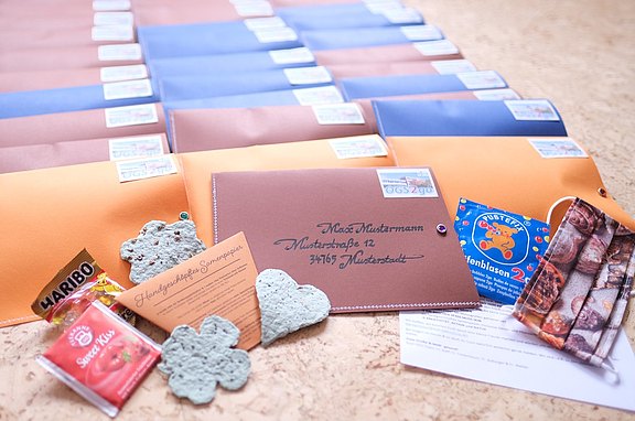 Das Bild zeigt eine Reihe von Briefumschlägen.