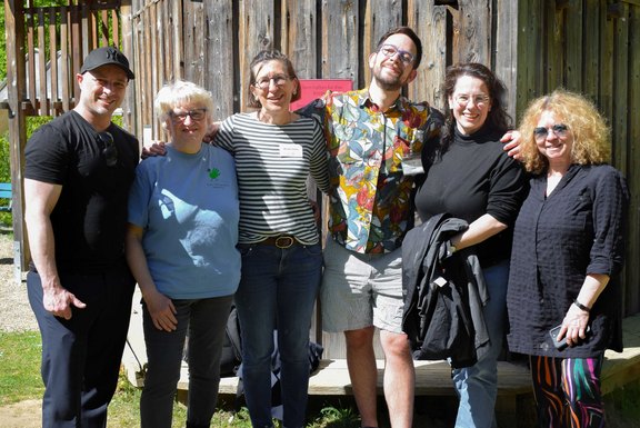 Das Bild zeigt eine Gruppe von sechs Menschen.  