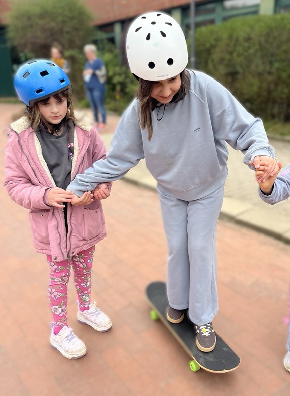 ejsa Regensburg Das Bild zeigt zwei Mädchen beim Spielen mit Skateboards.