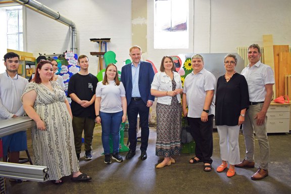 Das Bild zeigt 10 Personen unterschiedlichen Alters und Geschlechts.