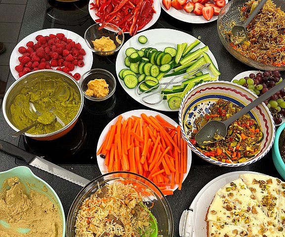 Das Bild zeigt verschiedene Speisen auf einem Tisch.  