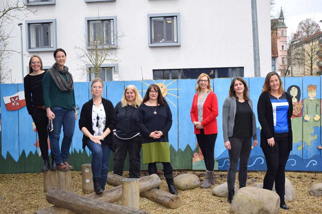 Das Bild zeigt acht Frauen auf einem Spielplatz.