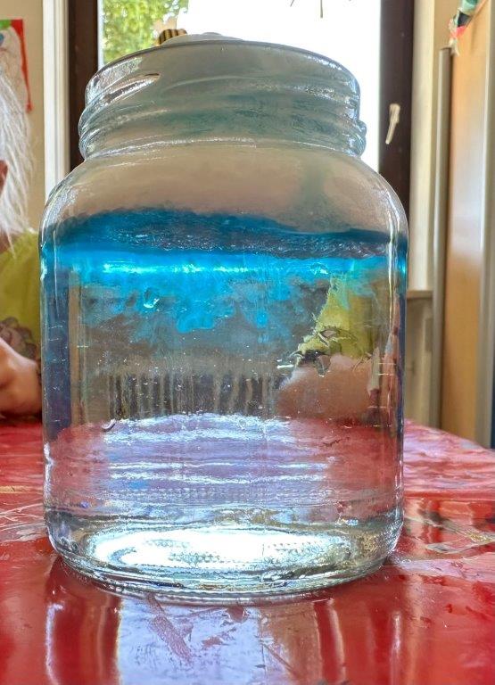 Das Bild zeigt ein Glas mit Kondenswasser  
